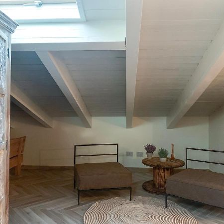 Charming Attic Apartment With Balcony & Swimming Pool Desenzano del Garda Exterior foto